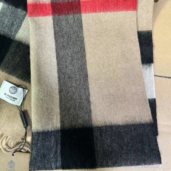 Women's Burberry cashmere scarf - Picture 6 of 8